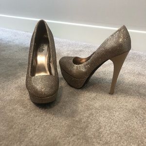 Gold sparkly pump heels